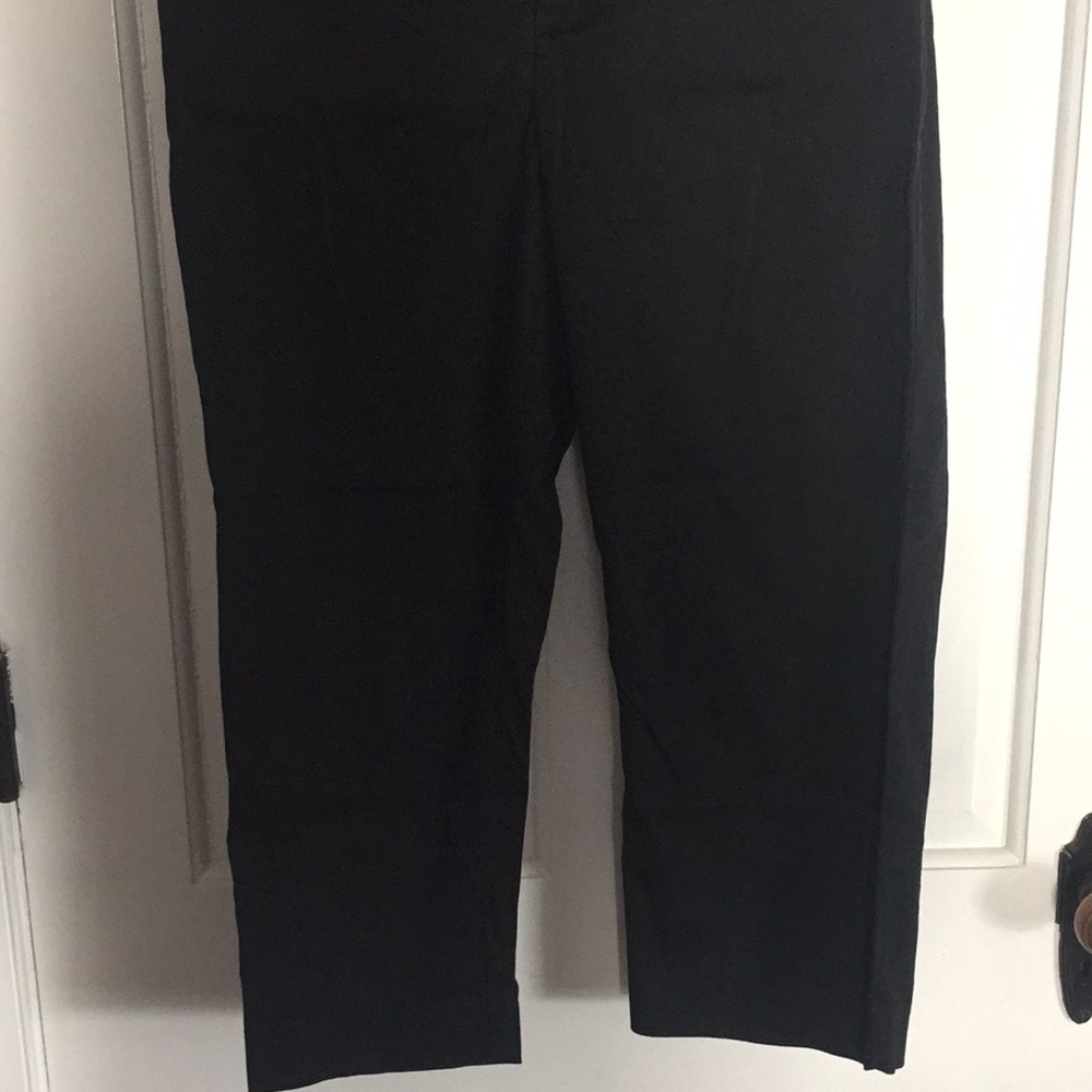 Black Capri pants